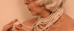 Mujer grande con collar de perlas