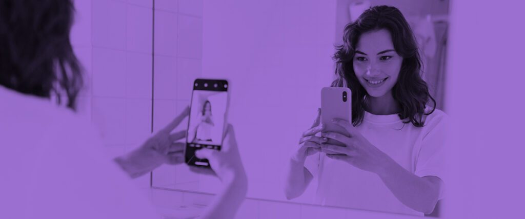 mujer tomándose una foto frente a un espejo