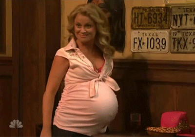 mujer embarazada bailando