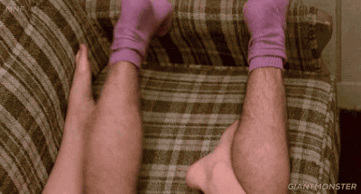 piernas de hombre y mujer en una cama