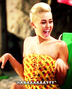 Miley Cyrus, quien es pansexual, diciendo "HAAAAAAAY"
