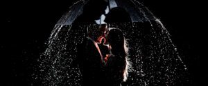 hombre y mujer bajo la lluvia