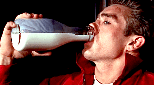 James Dean bebiendo leche