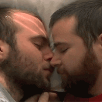 hombres peludos besándose