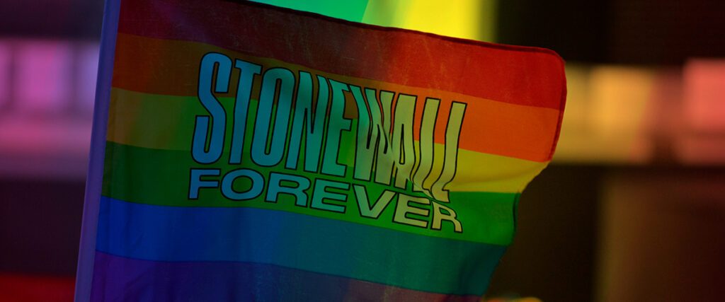 Bandera LGBT con el texto "Stonewall Forever"