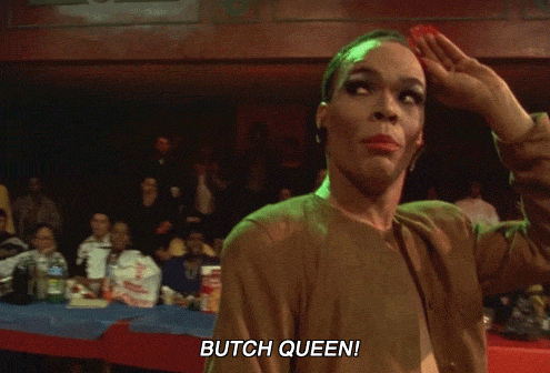 Mujer masculina que dice "butch queen"