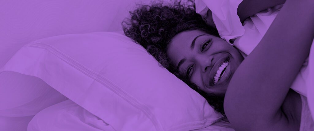 mujer sonriendo en la cama