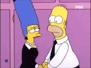 Homero Simpson dandole una nalgada a Marge