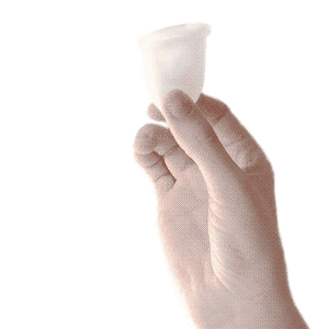 mano sosteniendo una copa menstrual