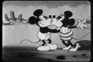Mickey Mouse besando a Minnie Mouse
