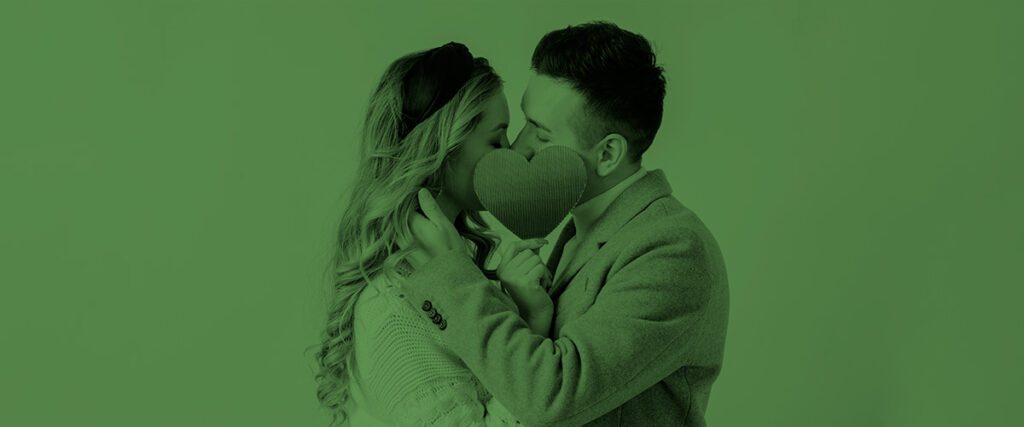 Un hombre y una mujer besándose