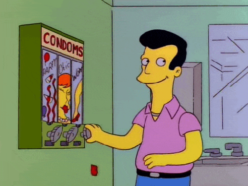Hombre en una máquina de condones