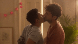 Dos hombres besandose