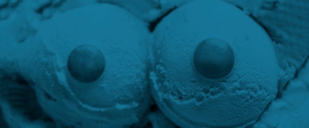 Dos bolas de helado con dulces en medio