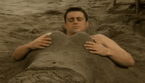Joey de la serie Friends con unos senos hechos de arena