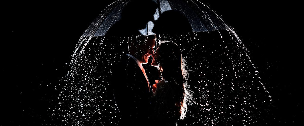 hombre y mujer bajo la lluvia