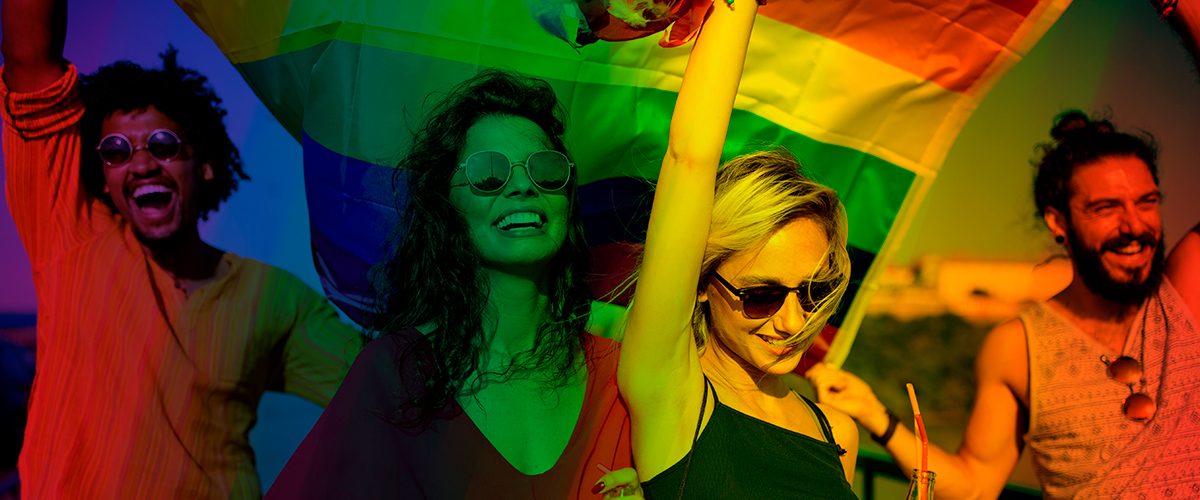 mujeres con bandera gay