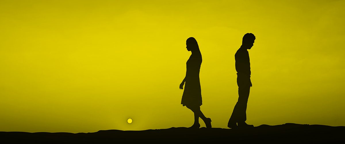 la sombra de un hombre y una mujer