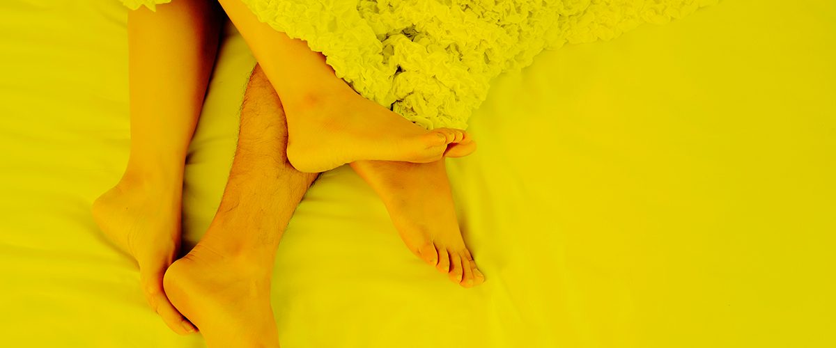 pies recostados sobre una cama