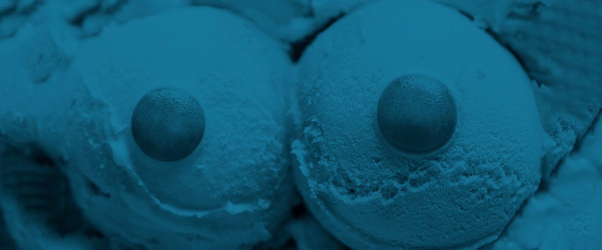 Dos bolas de helado con dulces en medio