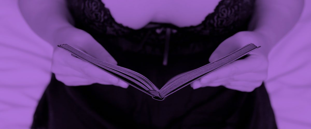 Mujer leyendo un libro